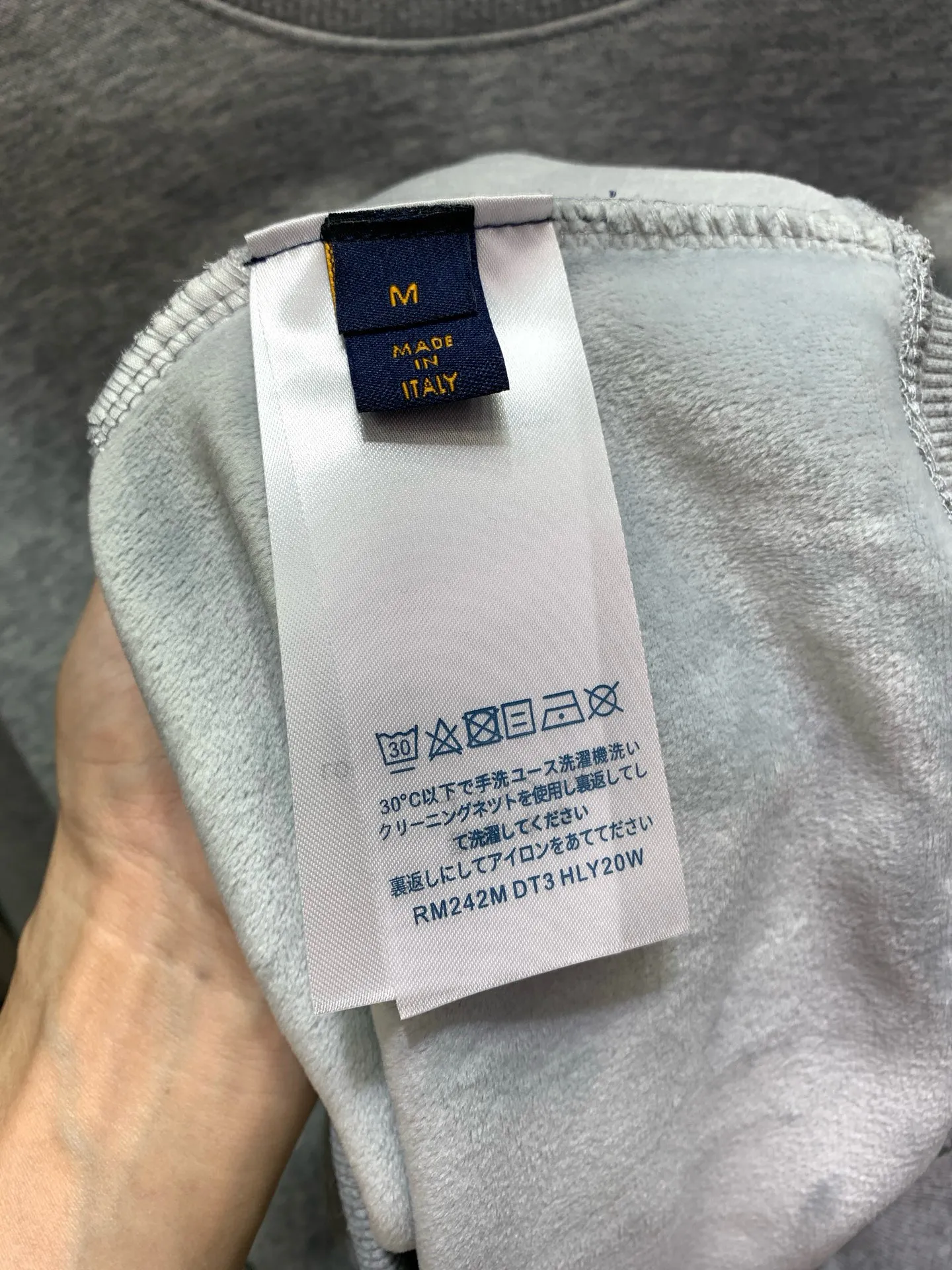🅿️250 🀄️ Louis Vuitton Louis Vuitton 1*V25SS autumn and winter unisex round neck long-sleeved sweatshirt 400g pure cotton➕silver fox velvet Versatile for commuting Not only does the style need to be simple, but more importantly, its fabric texture can conquer the public and become a hot item. Made of cotton for customers, with a close and skin-friendly touch. Secondly, the stiffness and drape are quite good. Once you get the real thing, you will have an unlimited desire to repurchase it.